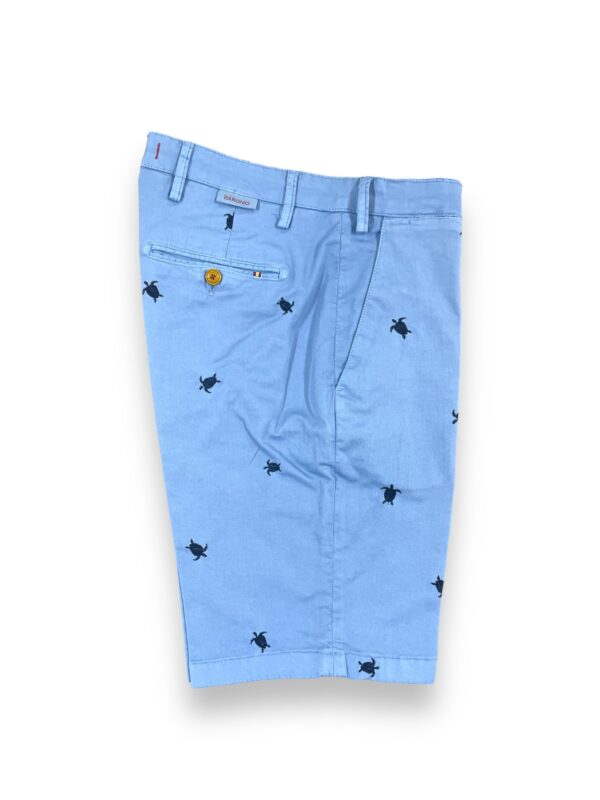 BERMUDA CON RICAMO TARTARUGA IN GABARDINE COLOR CELESTE CON FANTASIE TARTARUGH