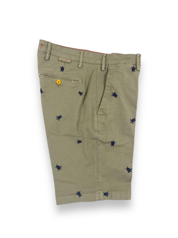 BERMUDA CON RICAMO TARTARUGA IN GABARDINE COLOR VERDE OLIVA CON FANTASIE TARTARUGH