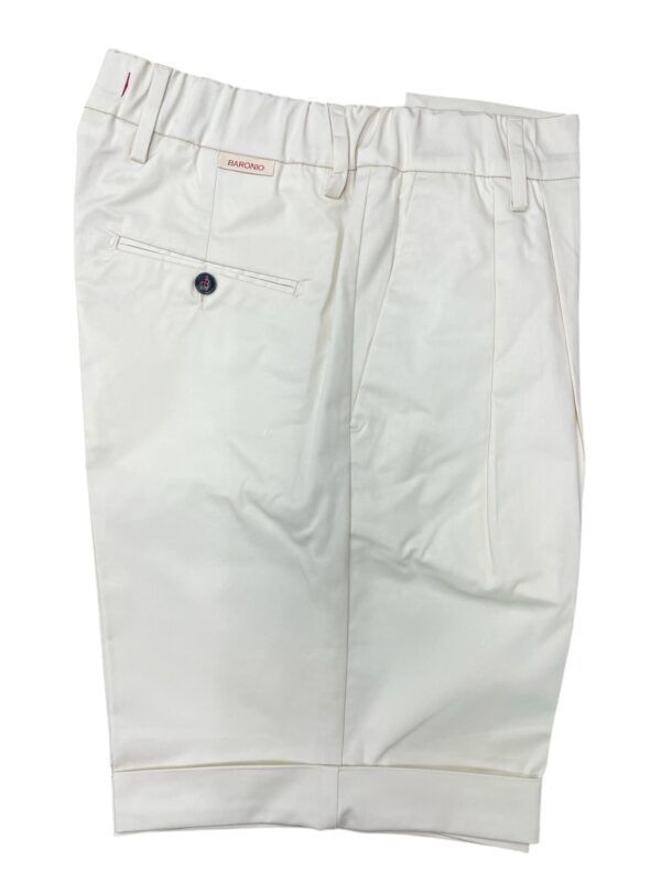 BERMUDA REGULAR FIT CON PINCES E RISVOLTO IN GABARDINE COLOR BIANCO