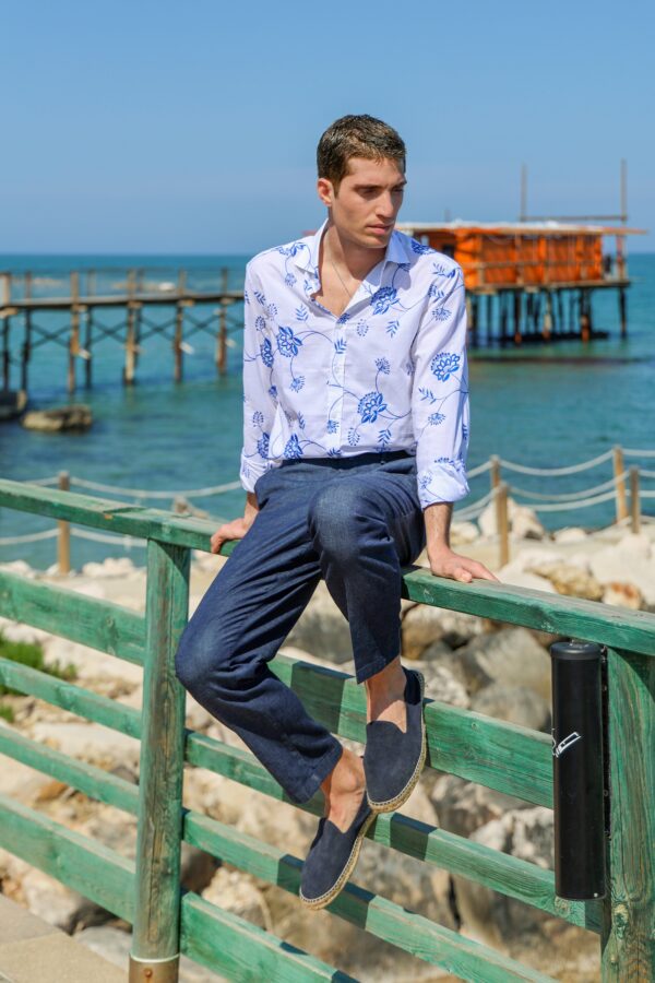 CAMICIA COLLO FRANCESE RICAMATA COLOR BIANCA CON RICAMO FLOREALE BLU ROYAL