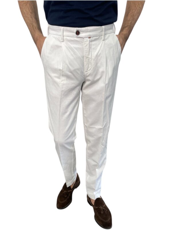 PANTALONE CARROT CON PENCE IN GABARDINE COLOR BIANCO