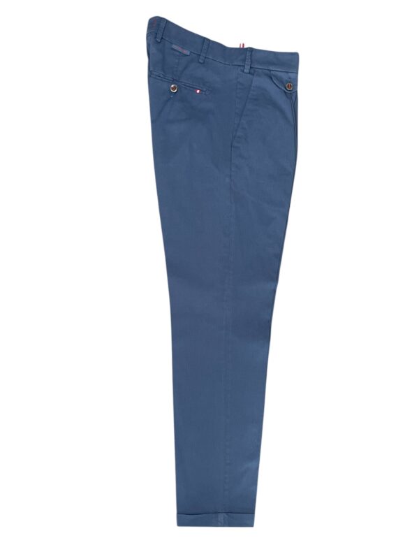 PANTALONE CARROT CON PENCE IN GABARDINE COLOR BLU CHIARO