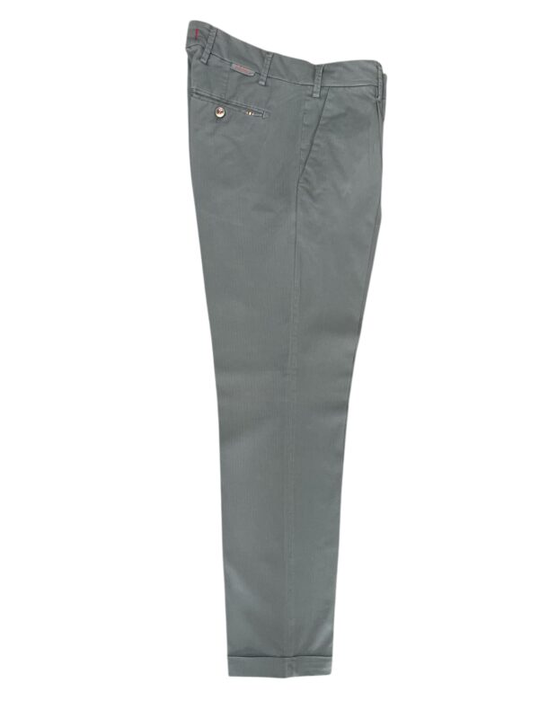 PANTALONE CARROT CON PENCE IN GABARDINE COLOR GRIGIO