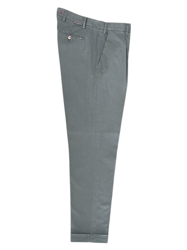 PANTALONE CARROT CON PENCE IN GABARDINE COLOR GRIGIO