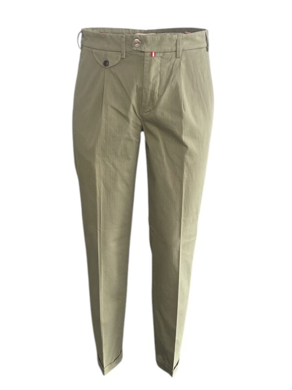 PANTALONE CARROT CON PENCE IN GABARDINE COLOR VERDE OLIVA