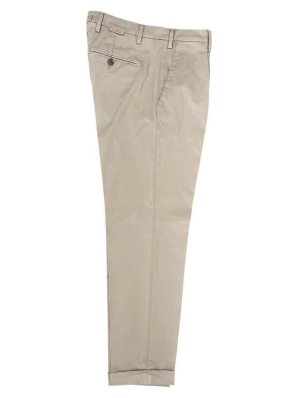 PANTALONE CARROT CON PENCE IN RASO COLOR FANGO