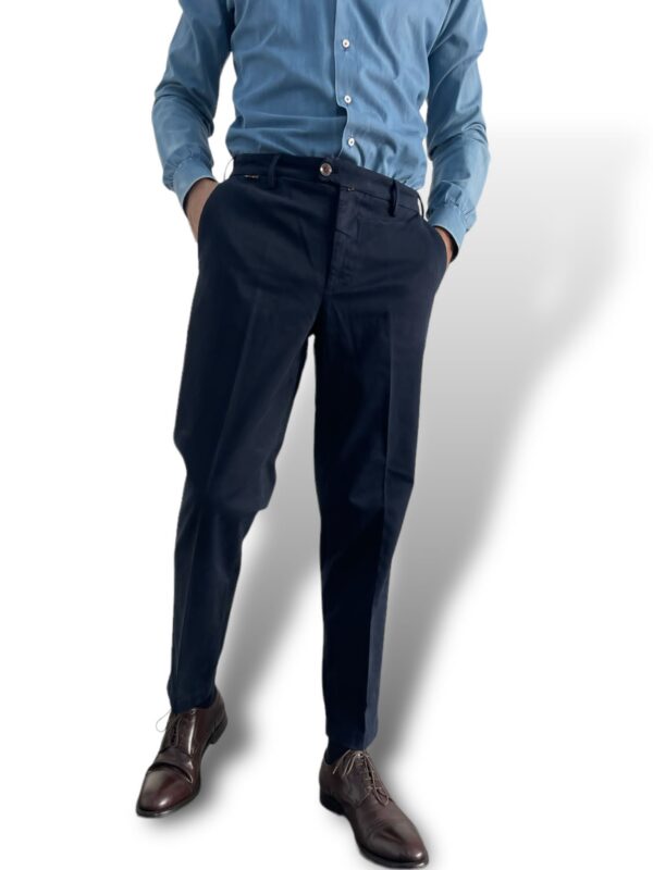 PANTALONE CHINO CON PATTINE IN GABARDINE COLOR BLU NAVY