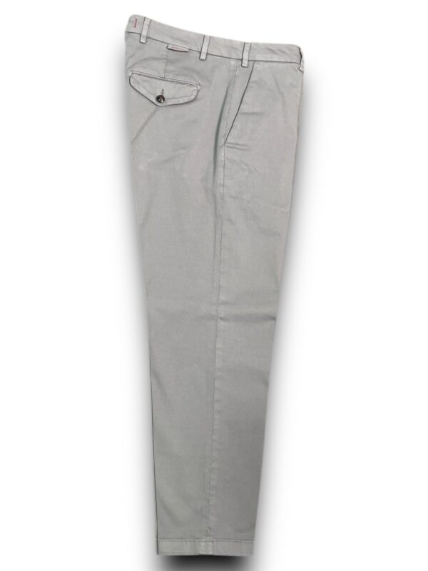 PANTALONE CHINO CON PATTINE IN GABARDINE COLOR GRIGIO