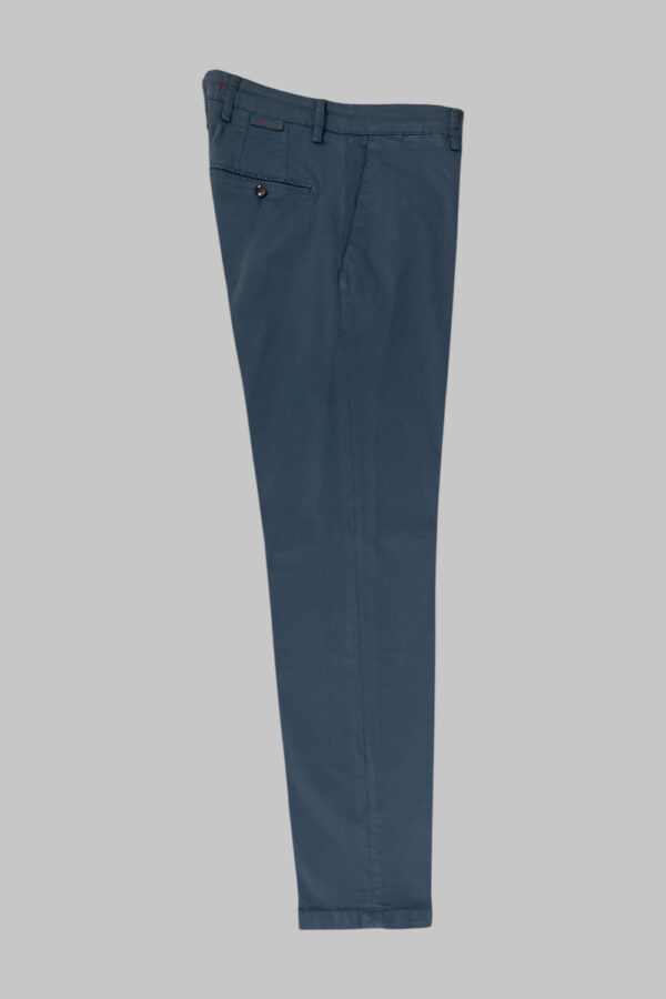 PANTALONE CHINO REGULAR FIT IN GABARDINE COLOR LAVAGNA