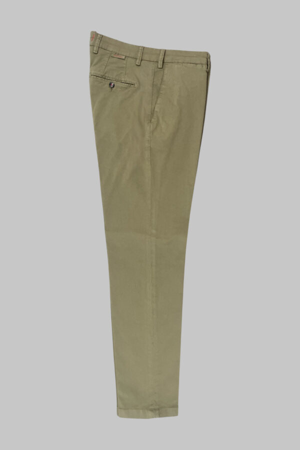 PANTALONE CHINO REGULAR FIT IN GABARDINE COLOR OLIVA