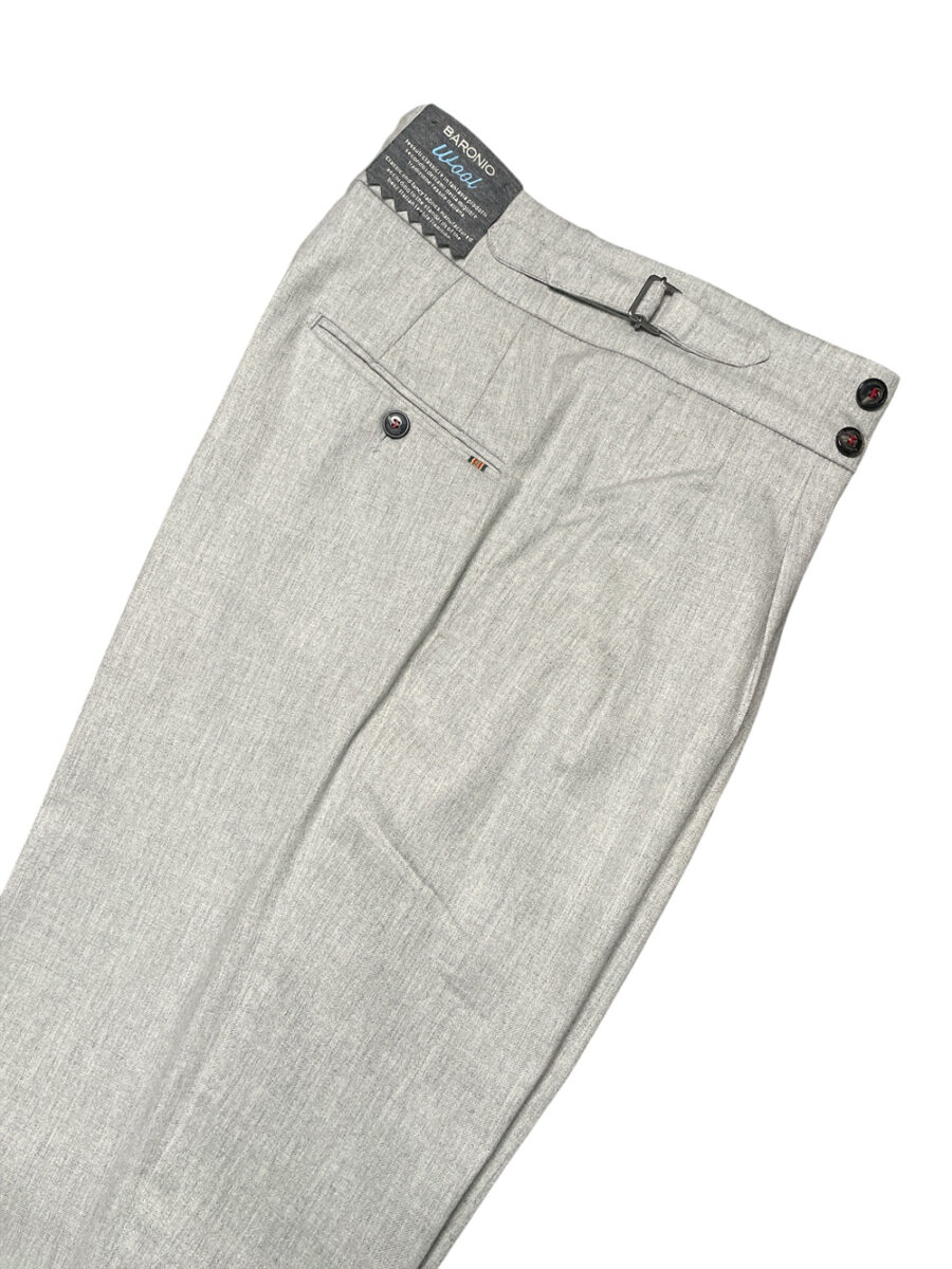PANTALONE TASCA AMERICA CON BUSTINO ALTO E FIBBIE LATERALI COLOR GRIGIO CHIARO - immagine 2