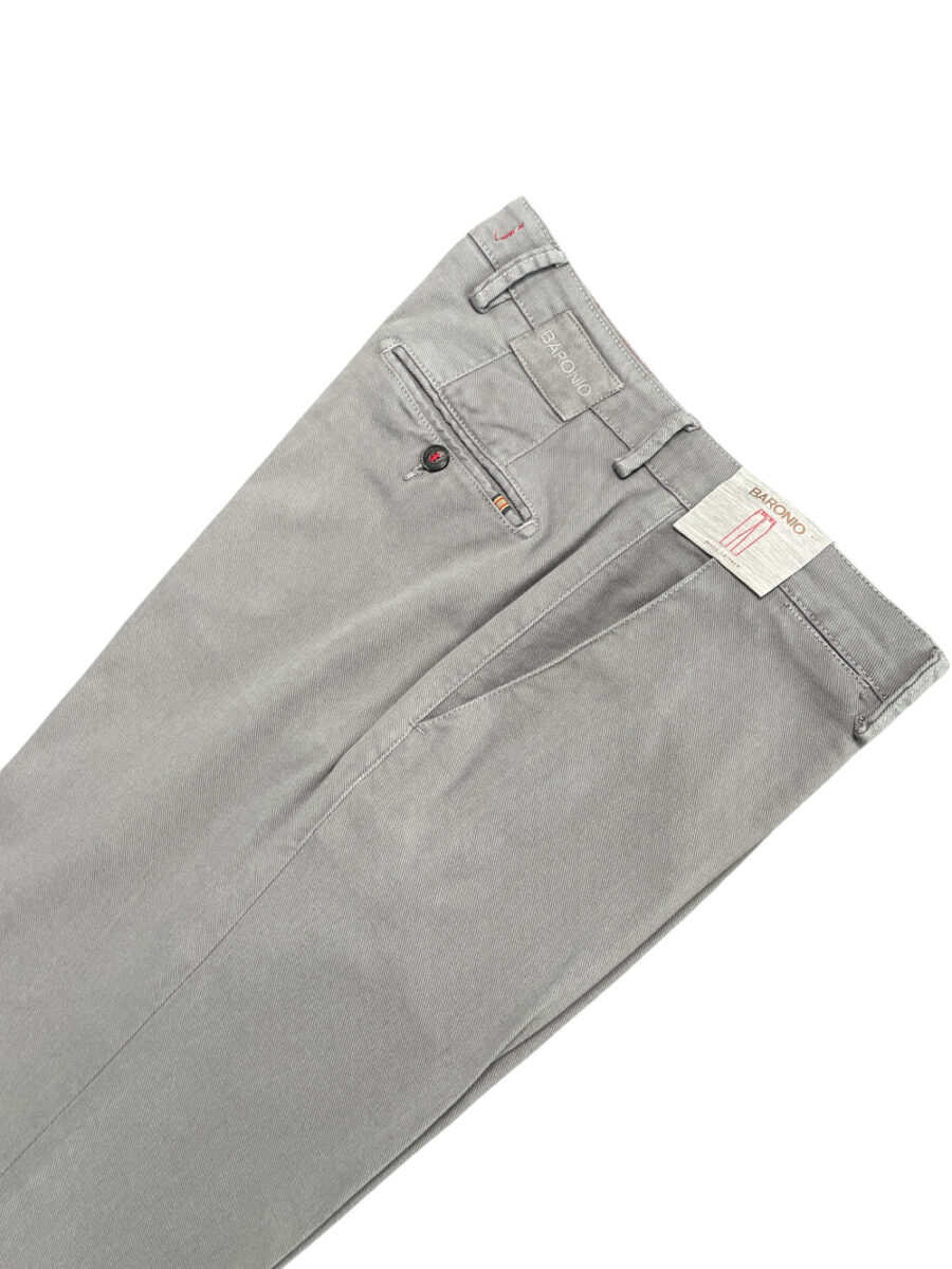 PANTALONE CHINO IN COTONE DIAGONALE COLOR GRIGIO MEDIO - immagine 2