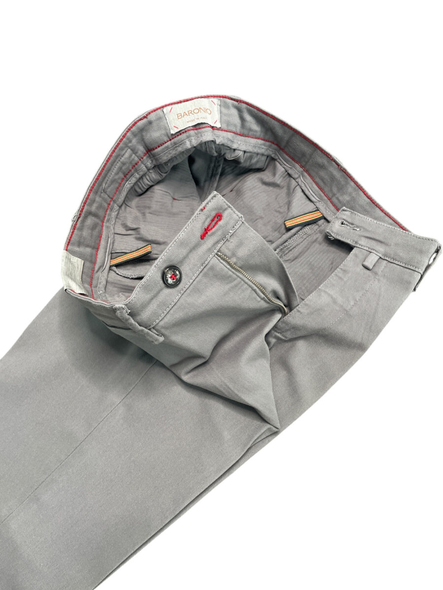 PANTALONE CHINO IN COTONE DIAGONALE COLOR GRIGIO MEDIO - immagine 3