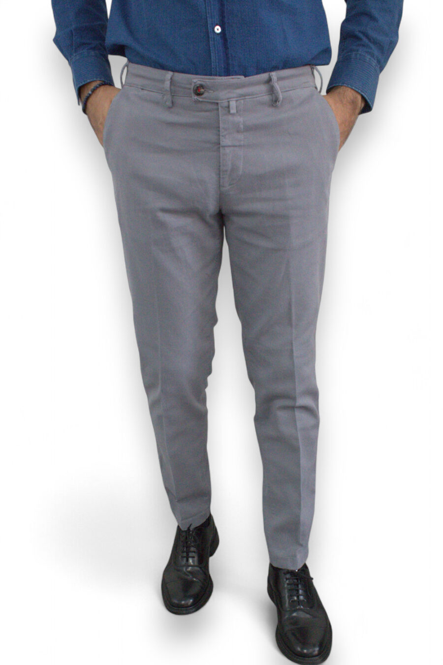 PANTALONE CHINO IN COTONE DIAGONALE COLOR GRIGIO MEDIO - immagine 4