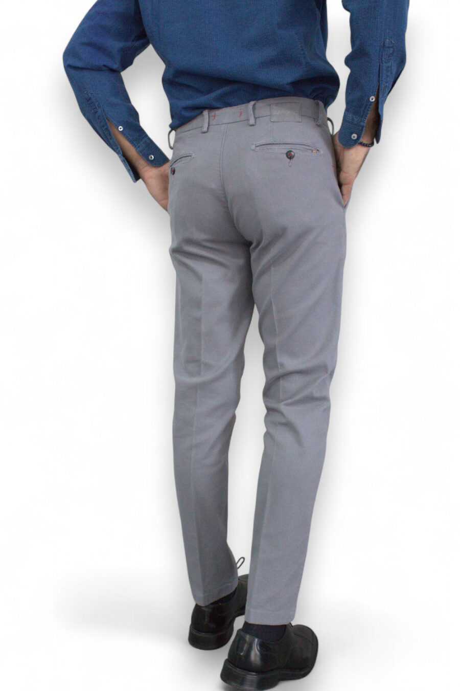 PANTALONE CHINO IN COTONE DIAGONALE COLOR GRIGIO MEDIO - immagine 6