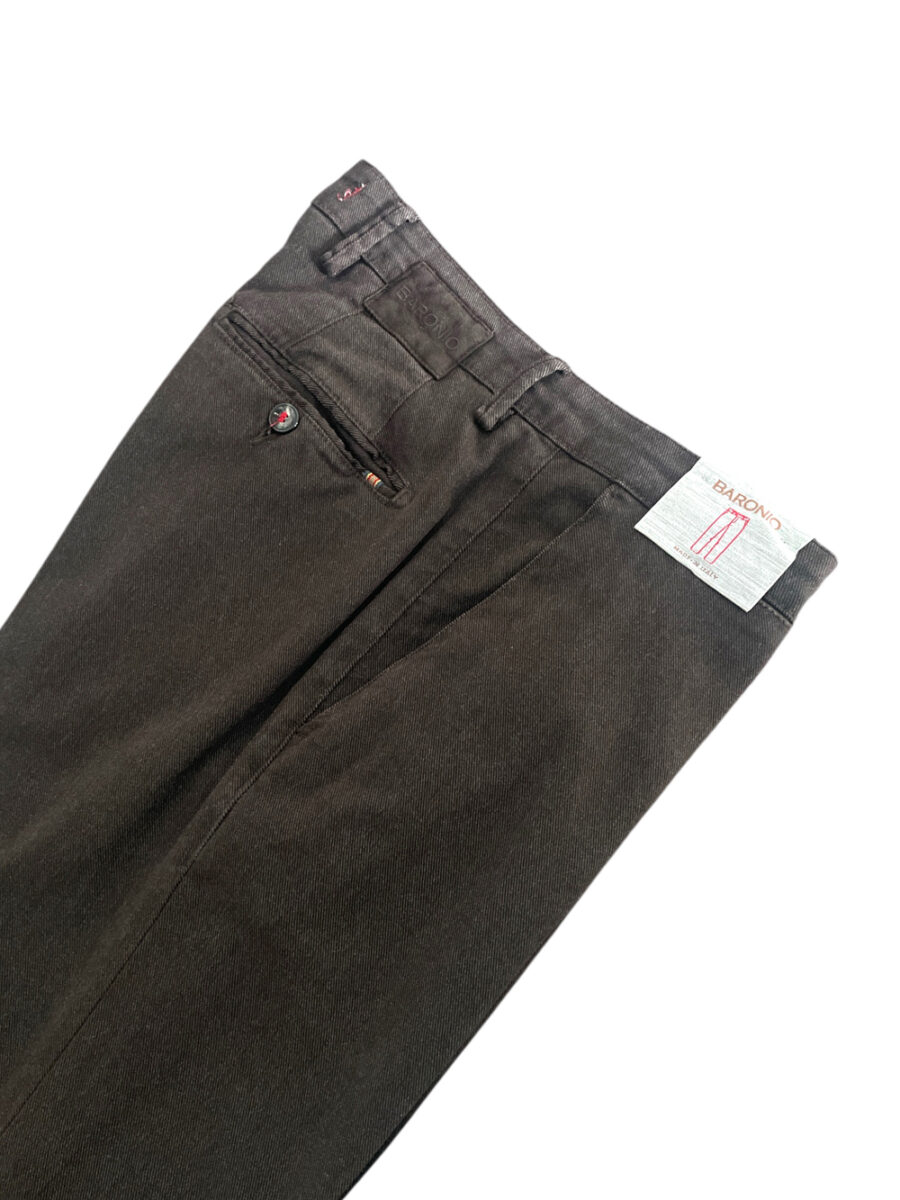 PANTALONE CHINO IN COTONE DIAGONALE COLOR MARRONE - immagine 2