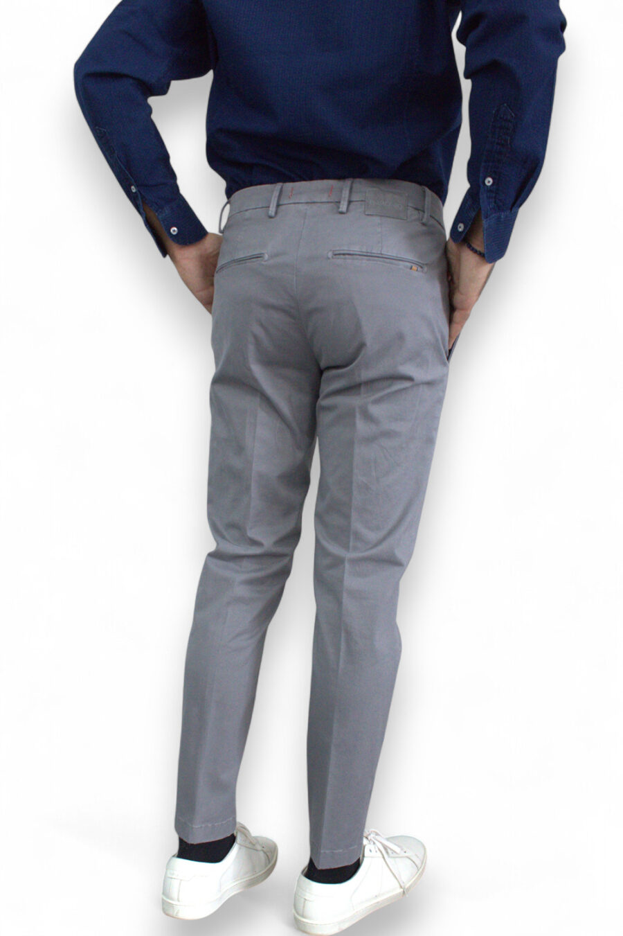 PANTALONE SLIM FIT IN RASO COLOR GRIGIO CHIARO - immagine 5
